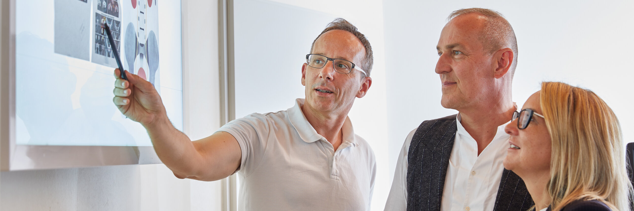 Dr. Thomas Dill im Patientengespräch